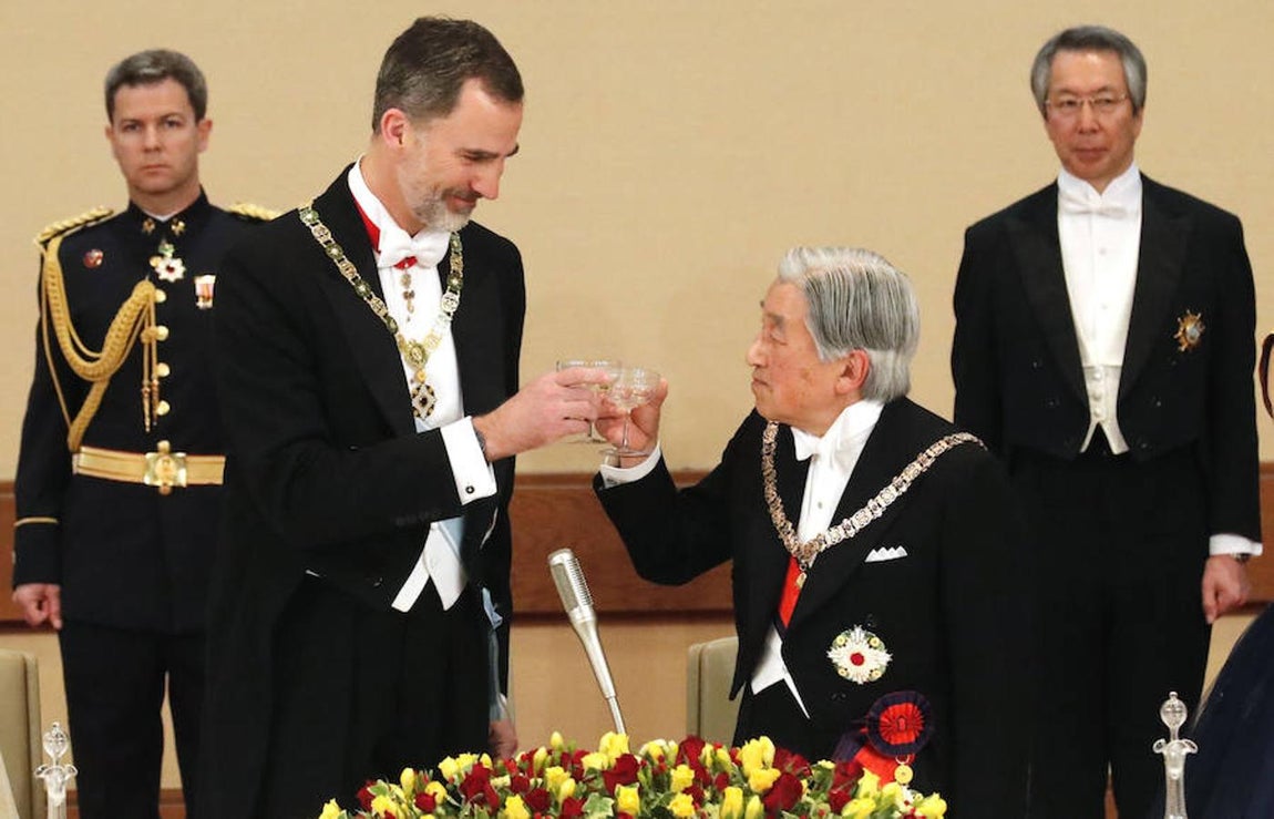 Todos los invitados compartieron un menú acompañado por vinos franceses y compuesto por consomé de nidos de golondrina, roti de cordero, ensalada y helado «Monte Fuji». 