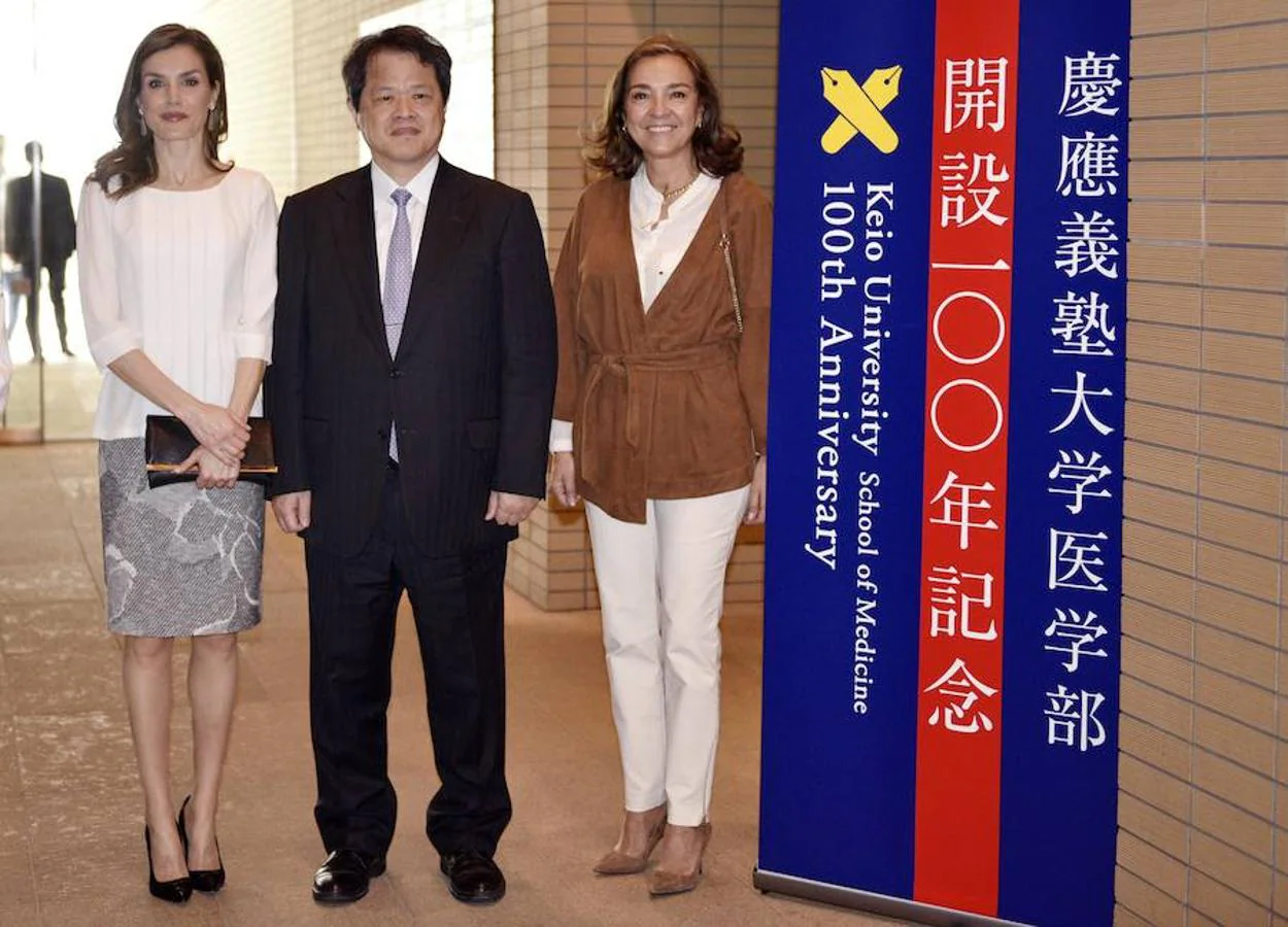 Doña Letizia posa junto a la secretaria de Estado de Investigación, Carmen Vela, y al presidente de la Agencia de Investigación Médica (AMED) de Japón, Makoto Suematsu, durante su visita al hospital de la Universidad de Keio.
