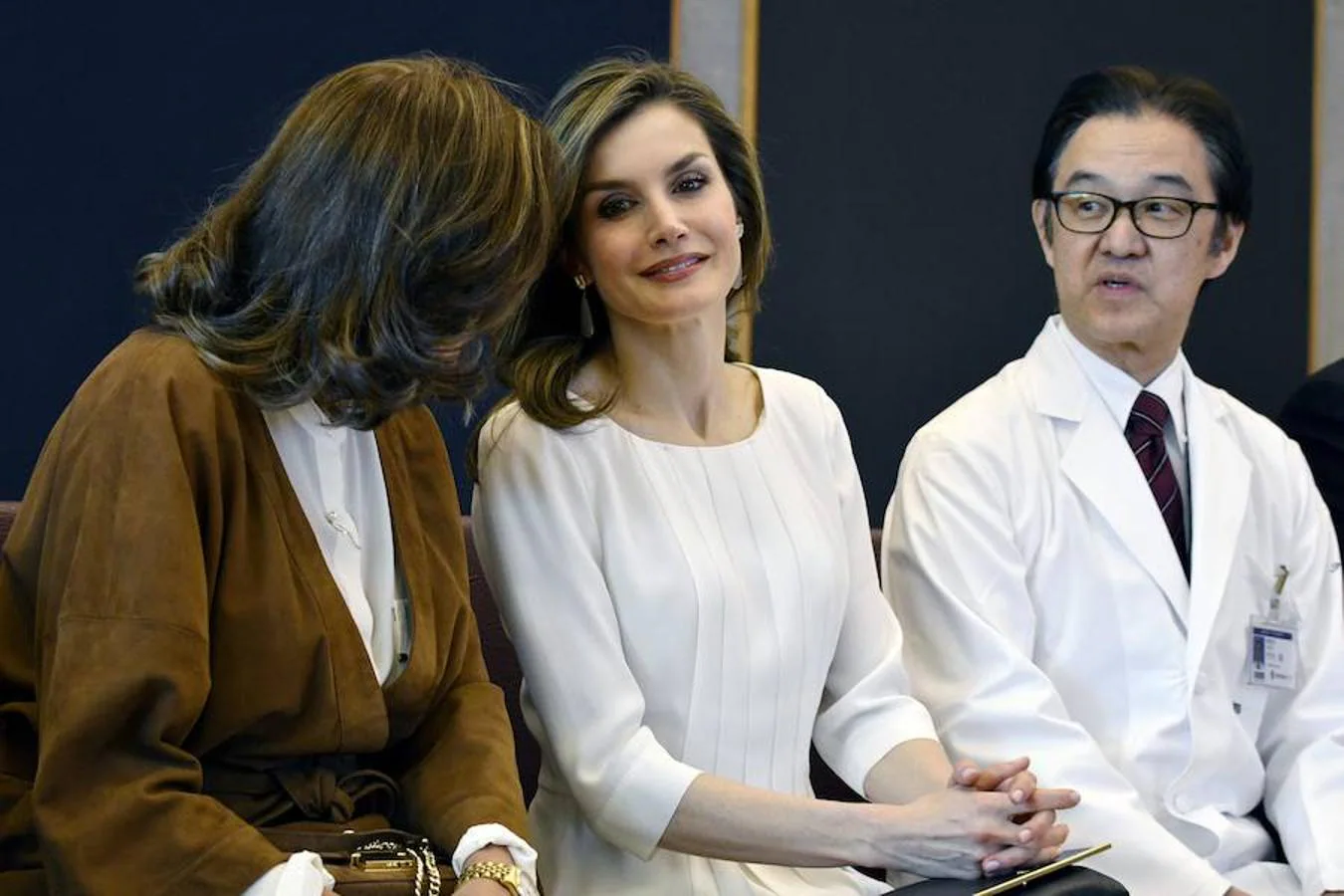 Doña Letizia conversa con a la secretaria de Estado de Investigación, Carmen Vela, durante su visita al hospital de la Universidad de Keio.