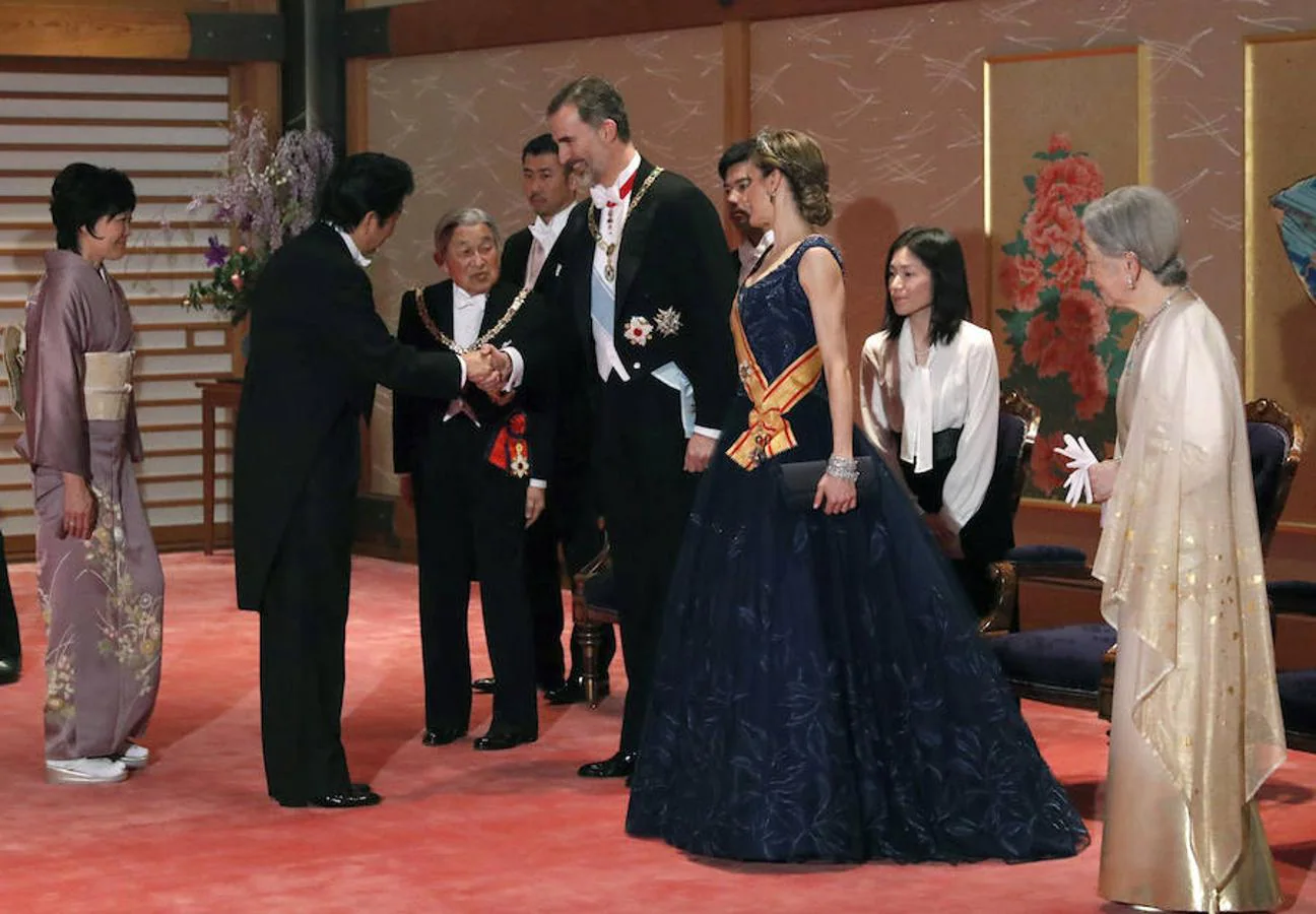 Los príncipes Naruhito y Masako saludan a los Reyes de España, Felipe y Letizia, en presencia de los emperadores Akihito y Michiko durante la cena de gala.
