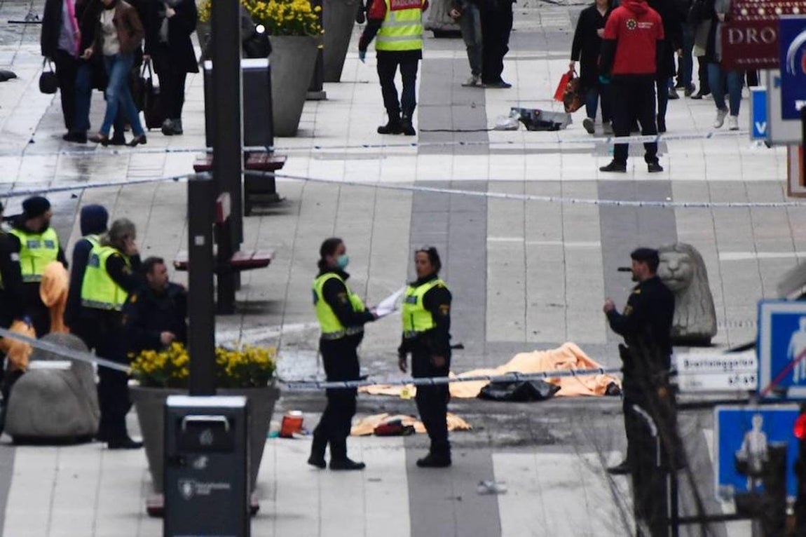 Las dramáticas escenas del atropello de un camión en Estocolmo. 