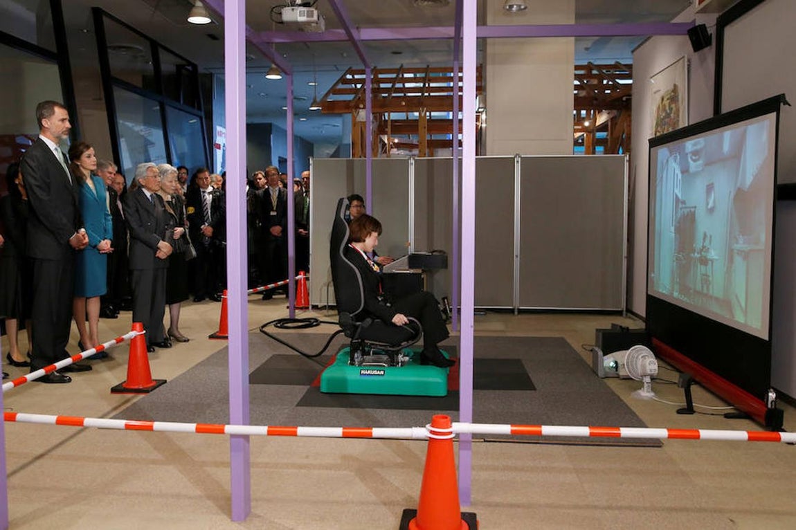 Don Felipe y Doña Letizia con el Emperador Akihito y la Emperatriz Michiko en el Centro de Prevención de Desastres Sísmicos de Shizuoka.. 