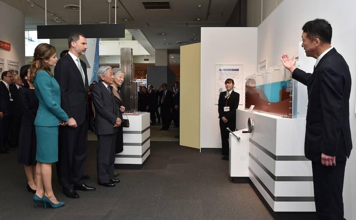 Don Felipe y Doña Letizia con el Emperador Akihito y la Emperatriz Michiko en el Centro de Prevención de Desastres Sísmicos de Shizuoka.. 