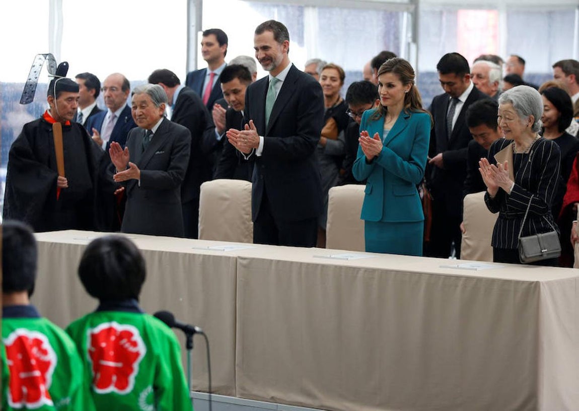 Don Felipe y Doña Letizia; junto con el Emperador Akihito y la Emperatriz Michiko; aplauden a unos niños en el Santuario Sengen, en Shizuoka.. 