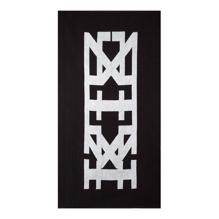 Toalla con logo (147€)