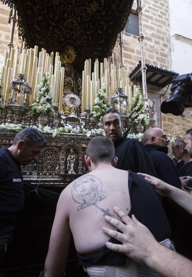 Fotos: El cortejo procesional de la Virgen de los Dolores en imágenes