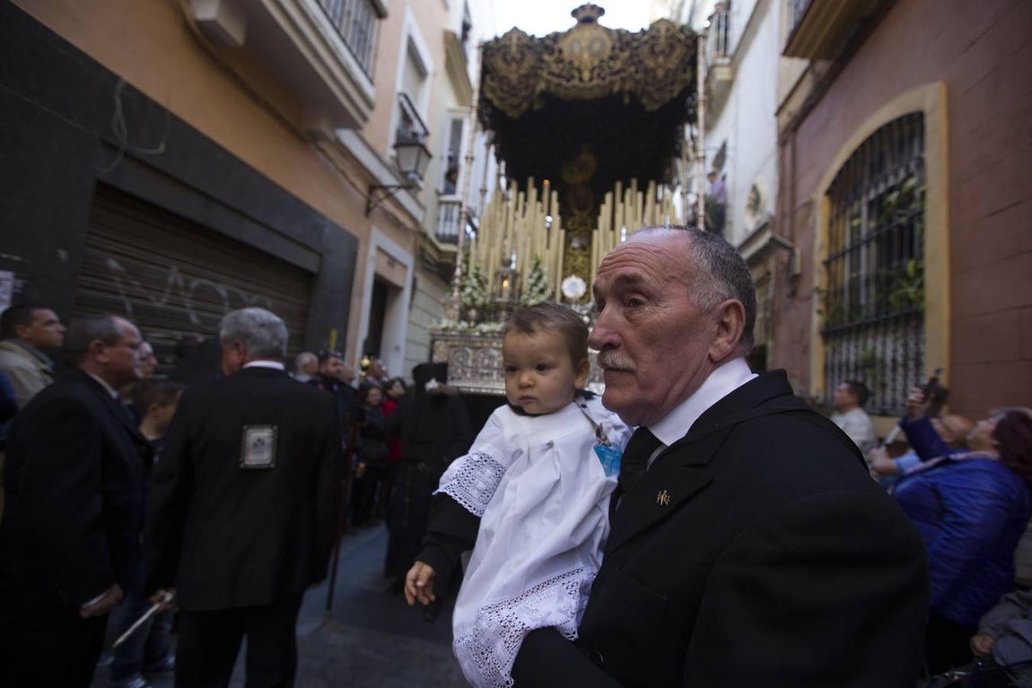 Fotos: El cortejo procesional de la Virgen de los Dolores en imágenes