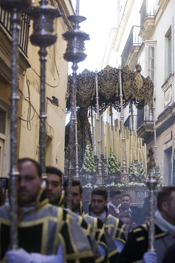 Fotos: El cortejo procesional de la Virgen de los Dolores en imágenes