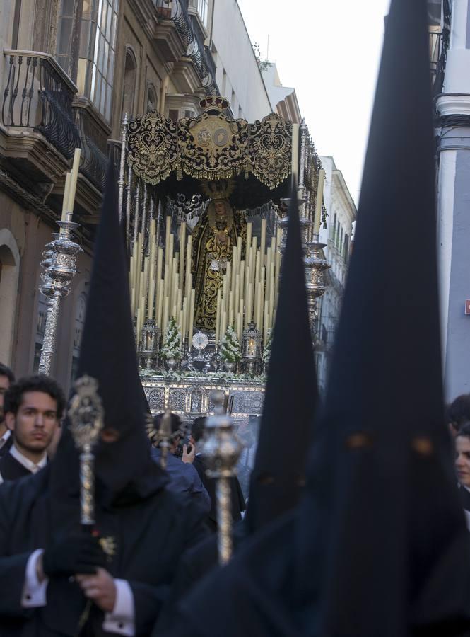 Fotos: El cortejo procesional de la Virgen de los Dolores en imágenes
