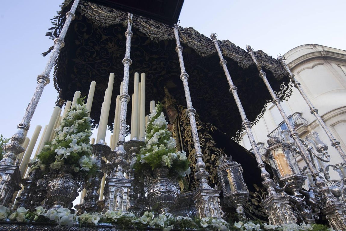 Fotos: El cortejo procesional de la Virgen de los Dolores en imágenes