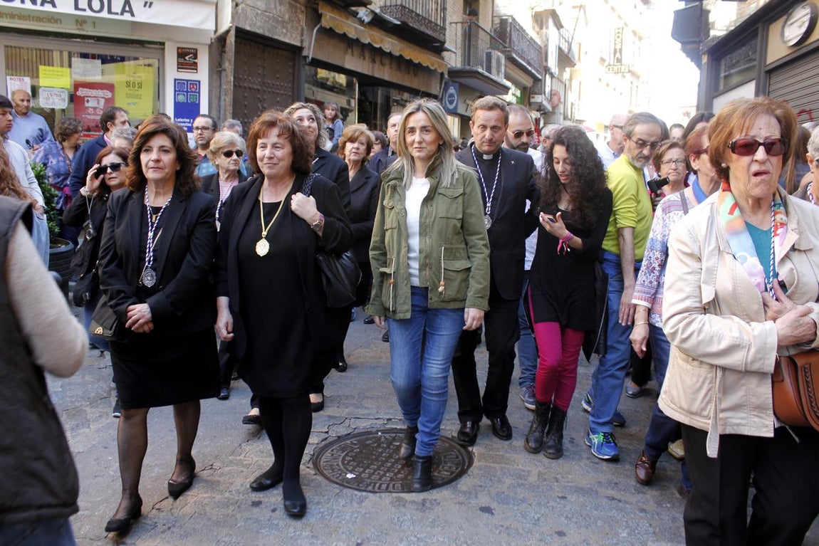 La alcaldesa, Milagros Tolón, con Quillo Jiménez, el párroco de San José Obrero. 