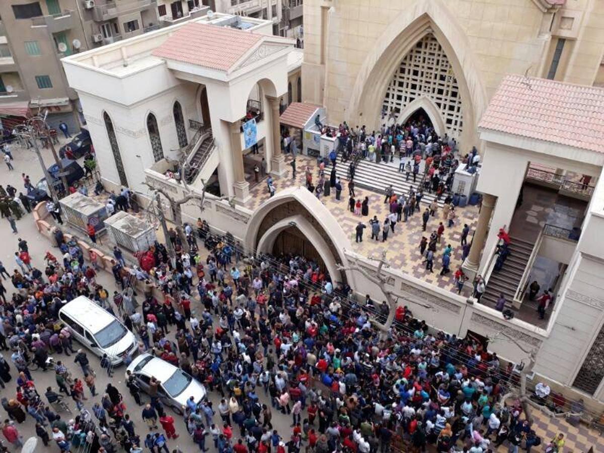 Cientos de egipcios se han acercado a los exteriores de la iglesia copta de San Jorge en Tanta, después del atentado. 