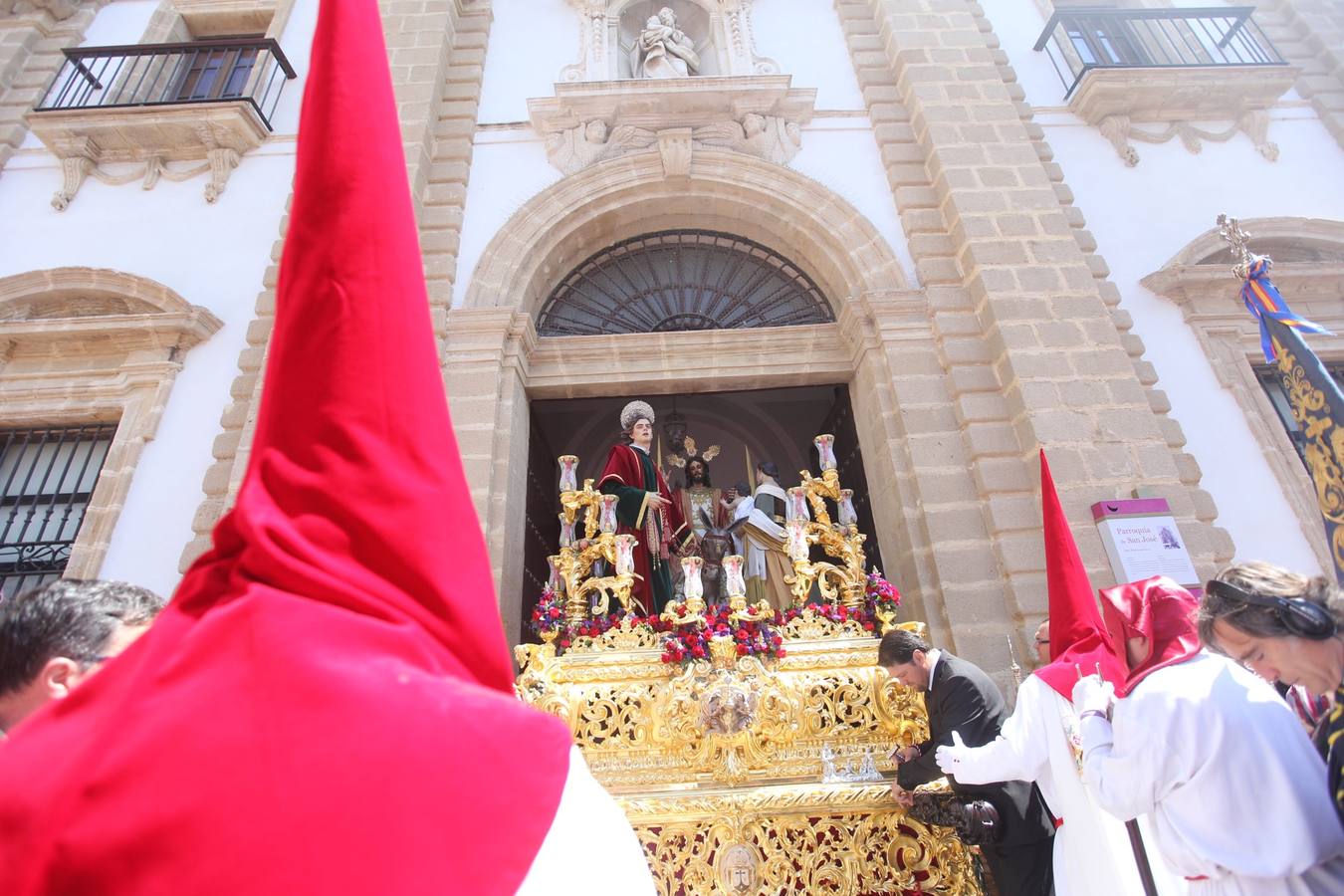 Un Domingo de Ramos movido por el viento en la Semana Santa de Cádiz