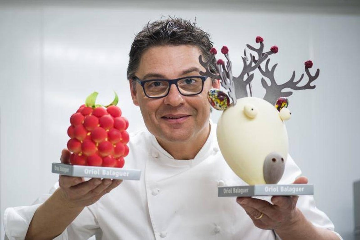 Balaguer, en su taller de Barcelona con dos de sus monas más espectaculares