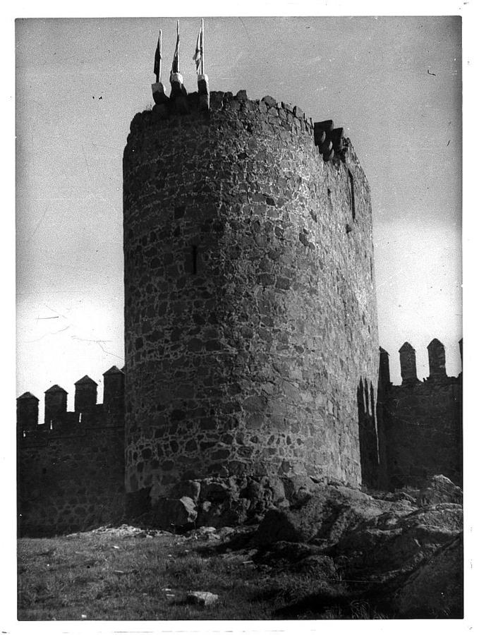 Banderas en el torreón del homenaje del castillo de San Servando, en julio de 1949. FOTO ARCHIVO ANTONIO PAREJA. 