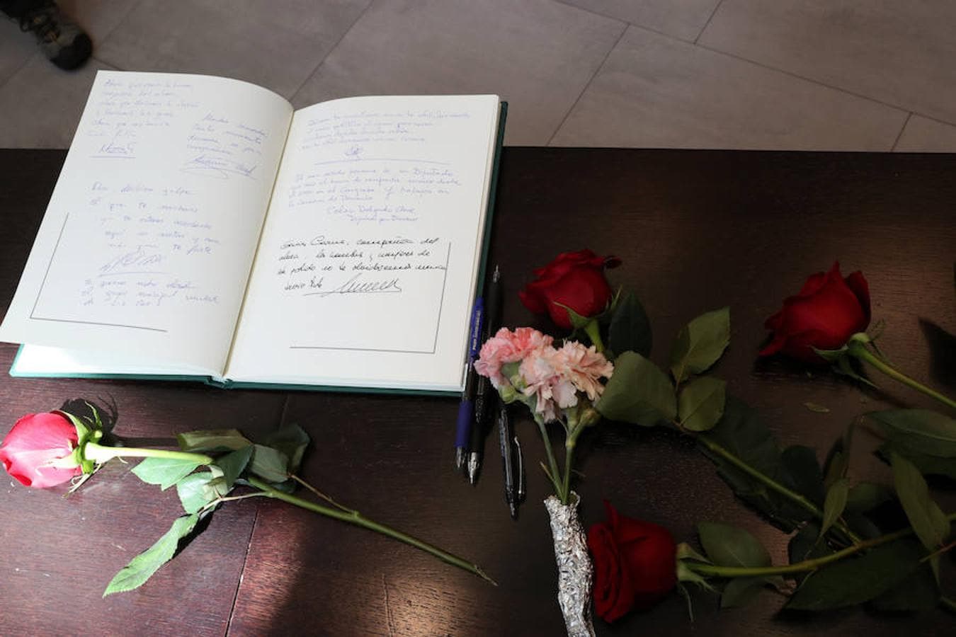 Detalle del libro de condolencias en la sede del PSOE, en Madrid, donde se ha instalado la capilla ardiente para despedir a Carme Chacón