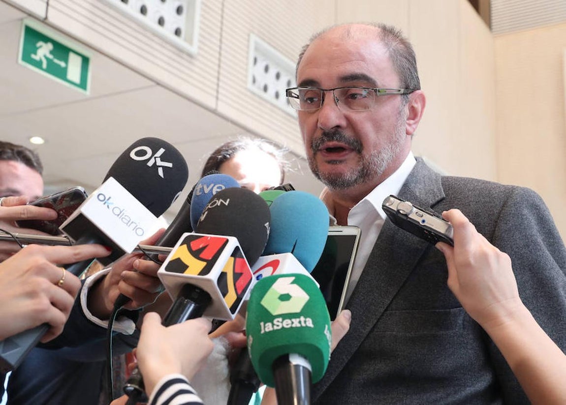 El presidente de Aragón, Javier Lambán, atiende a los medios en la sede del PSOE, en Madrid, donde se ha instalado la capilla ardiente para despedir a Carme Chacón. EFE
