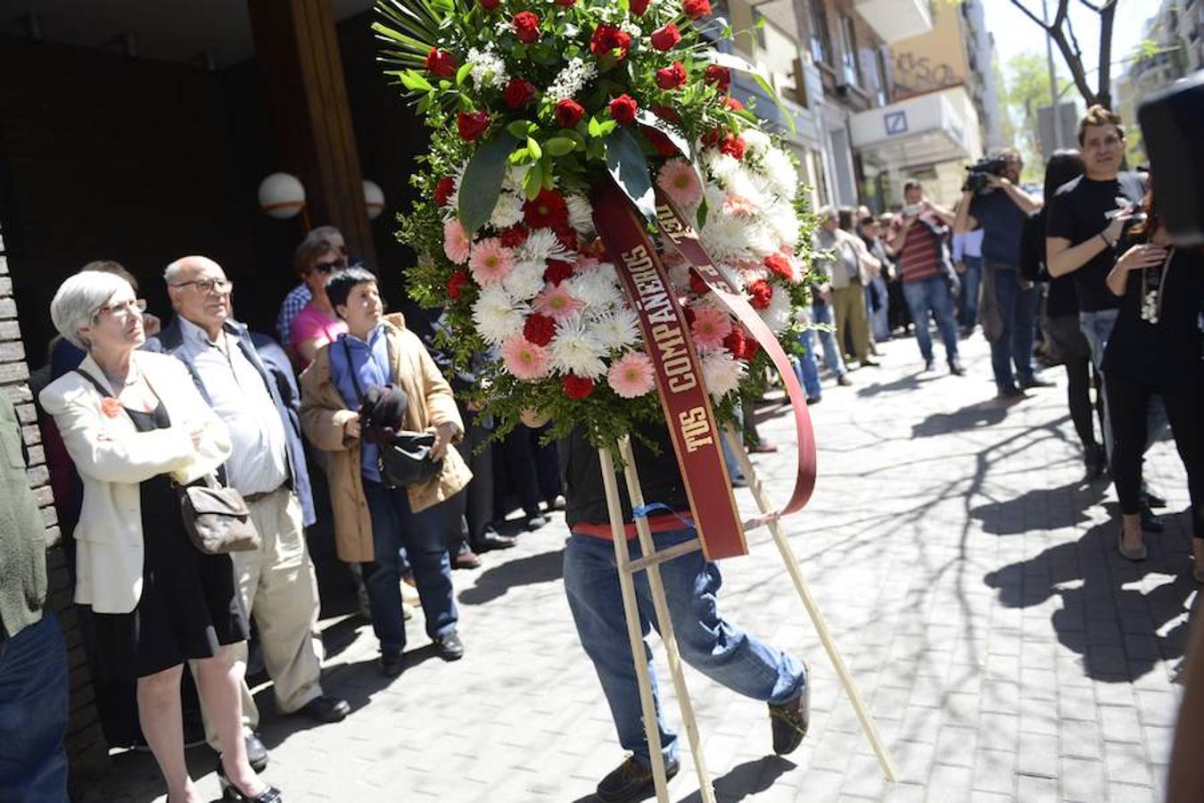 Una corona de flores llega a la sede del PSOE, en Madrid, donde se ha instalado la capilla ardiente para despedir a Carme Chacón. Maya Balanya