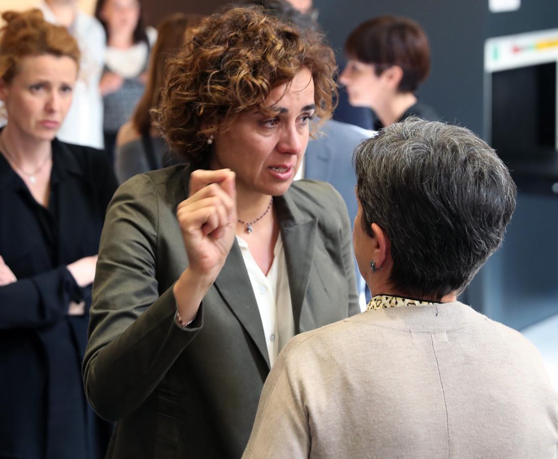 La ministra de Sanidad, Dolor Monserrat, visiblemente emocionada en la capilla ardiente de Carme Chacón. EFE