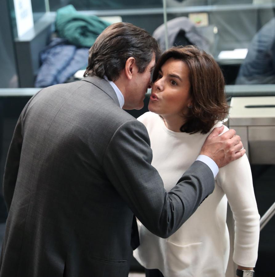 La vicepresidenta del Gobierno, Soraya Sáenz de Santamaría, saluda al presidente de la Gestora socialista, Javier Fernández, a su llegada a la sede del PSOE, en Madrid, donde se ha instalado la capilla ardiente para despedir a Carme Chacón. EFE