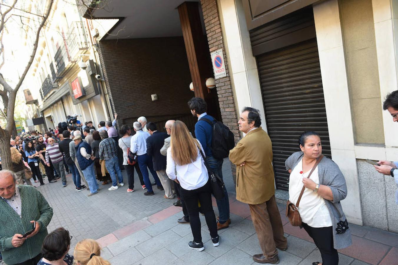Decenas de personas hacen cola a las puertas de la sede del PSOE en la calle Ferraz, donde han instalado la capilla ardiente de la exministra Carme Chacón. EFE