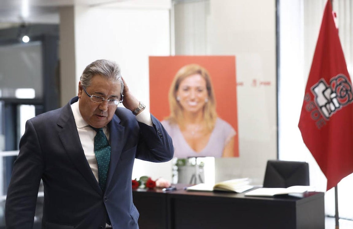 El ministro del Interior, Juan Ignacio Zoido, abandona la capilla ardiente en honor de Carme Chacón. EFE