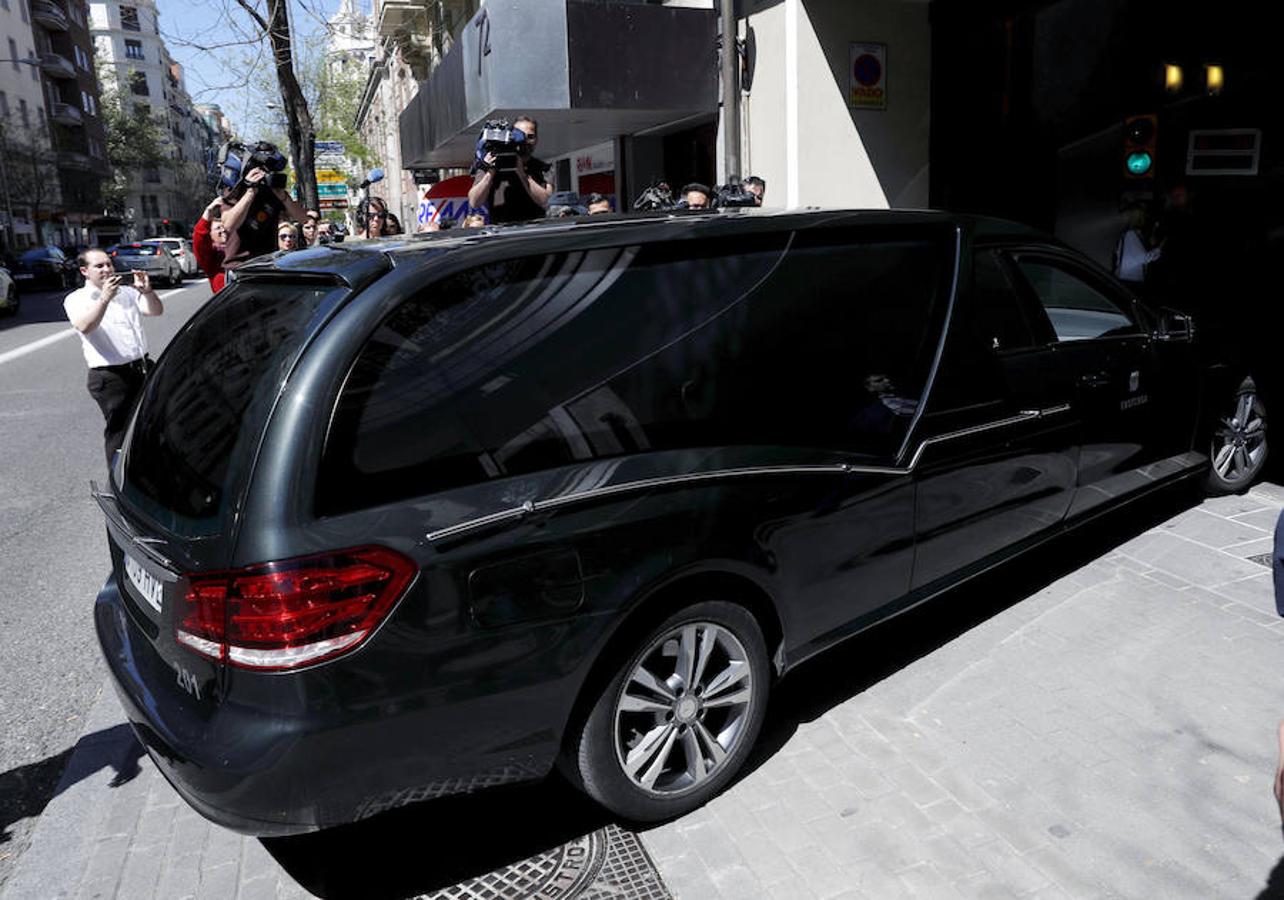 El coche fúnebre con los restos de Carme Chacón llega a la sede del PSOE en Ferraz
