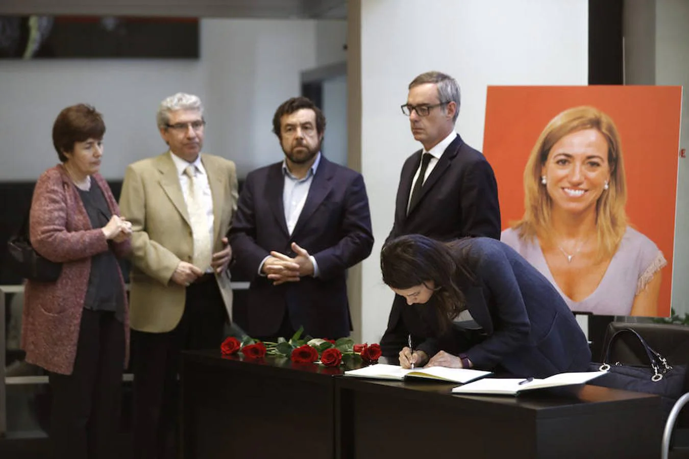 Inés Arrimadas, José Manuel Villegas y Miguel Gutiérrez, de Ciudadanos, firman el libro de condolencias. 