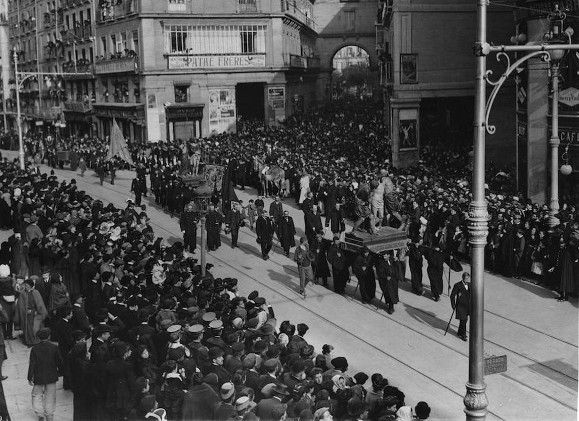 Procesión de Semana Santa el Viernes Santo de 1908 en Madrid. 