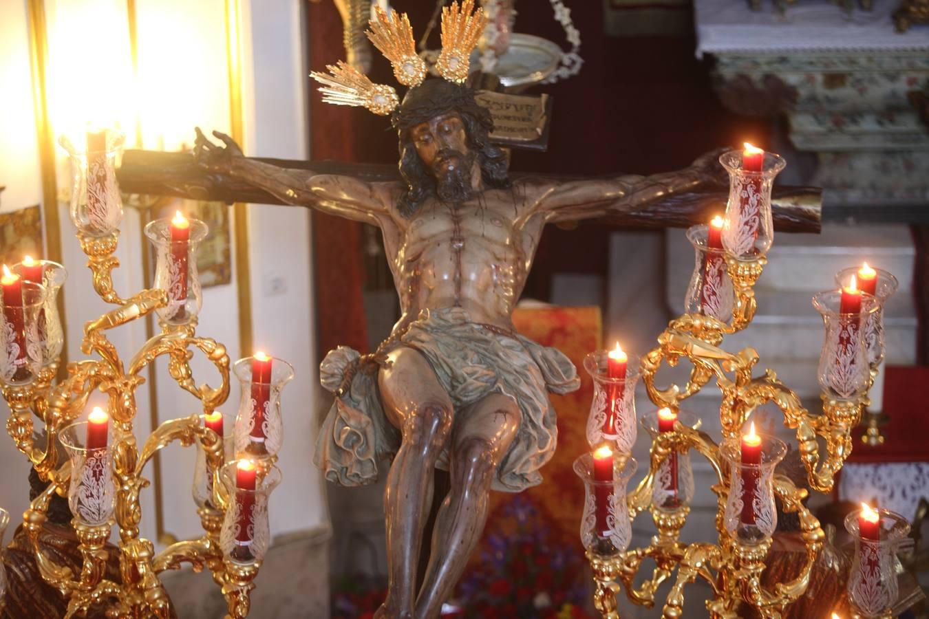 Solemnidad y pasión cofrade en las calles de Cádiz