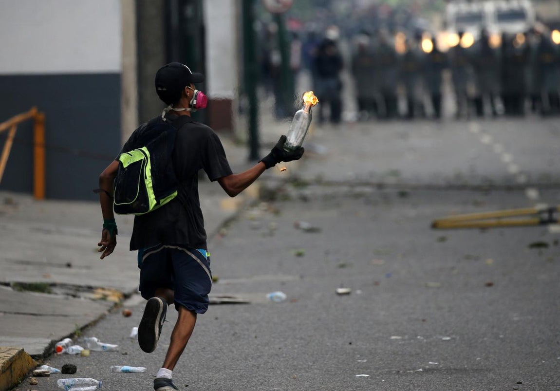En imágenes: Fuego y gas lacrimógeno en la quinta jornada de protestas en Caracas