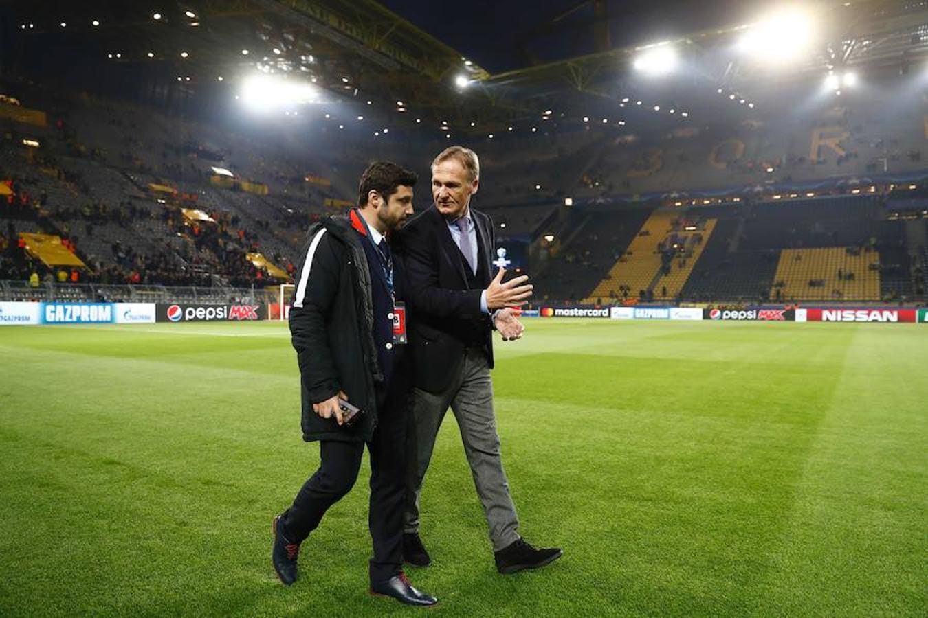 El CEO del Borussia de Dortmund, Hans-Joachim Watzke, sobre el césped del estadio. Watzke tranquilizó a los aficionados e hizo el comunicado oficial informando sobre la situación
