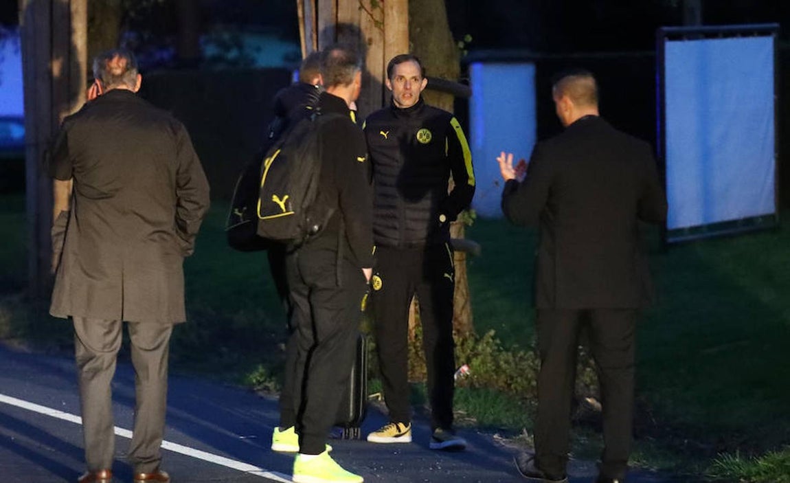 El entrenador del Borussia, Thomas Tuchel (segundo por la derecha), en el arcén de la carretera donde se produjeron las explosiones. Reuters