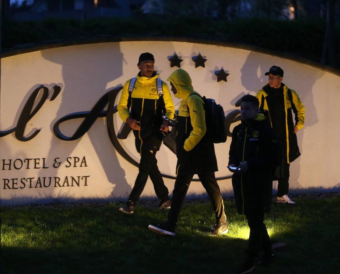 Pierre-Emerick Aubameyang, delantero del Borussia, junto a otros compañeros de equipo. AFP