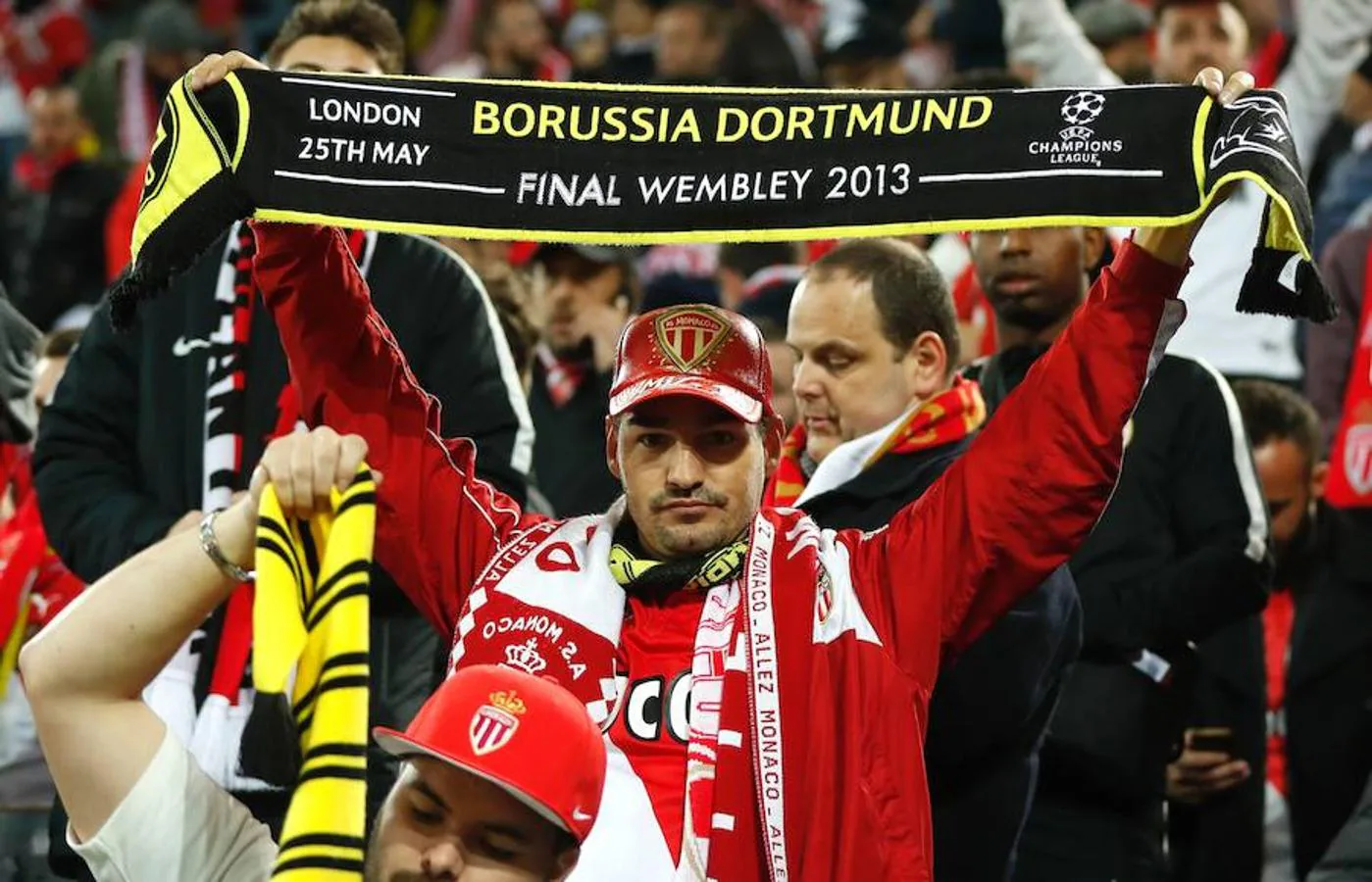 Al enterarse de la situación, los aficionados del Mónaco mostraron su solidaridad con el Borussia de Dortmund