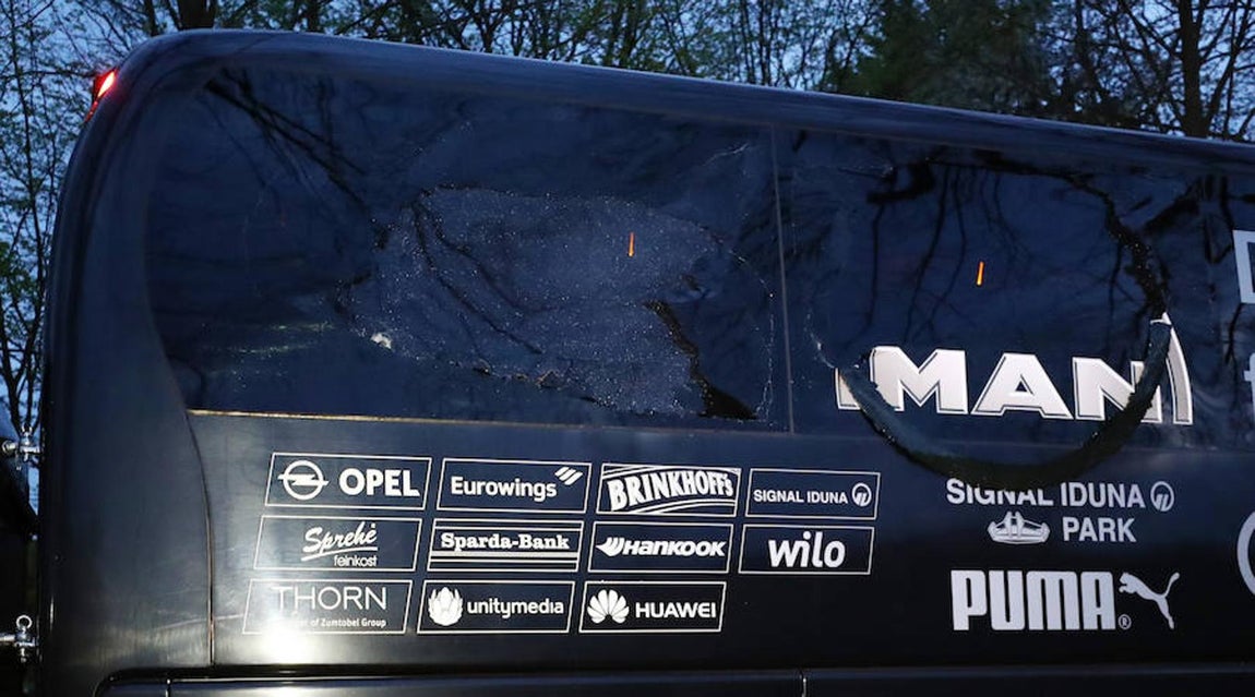 Así quedaron las lunas del autobús del Borussia de Dortmund. Reuters