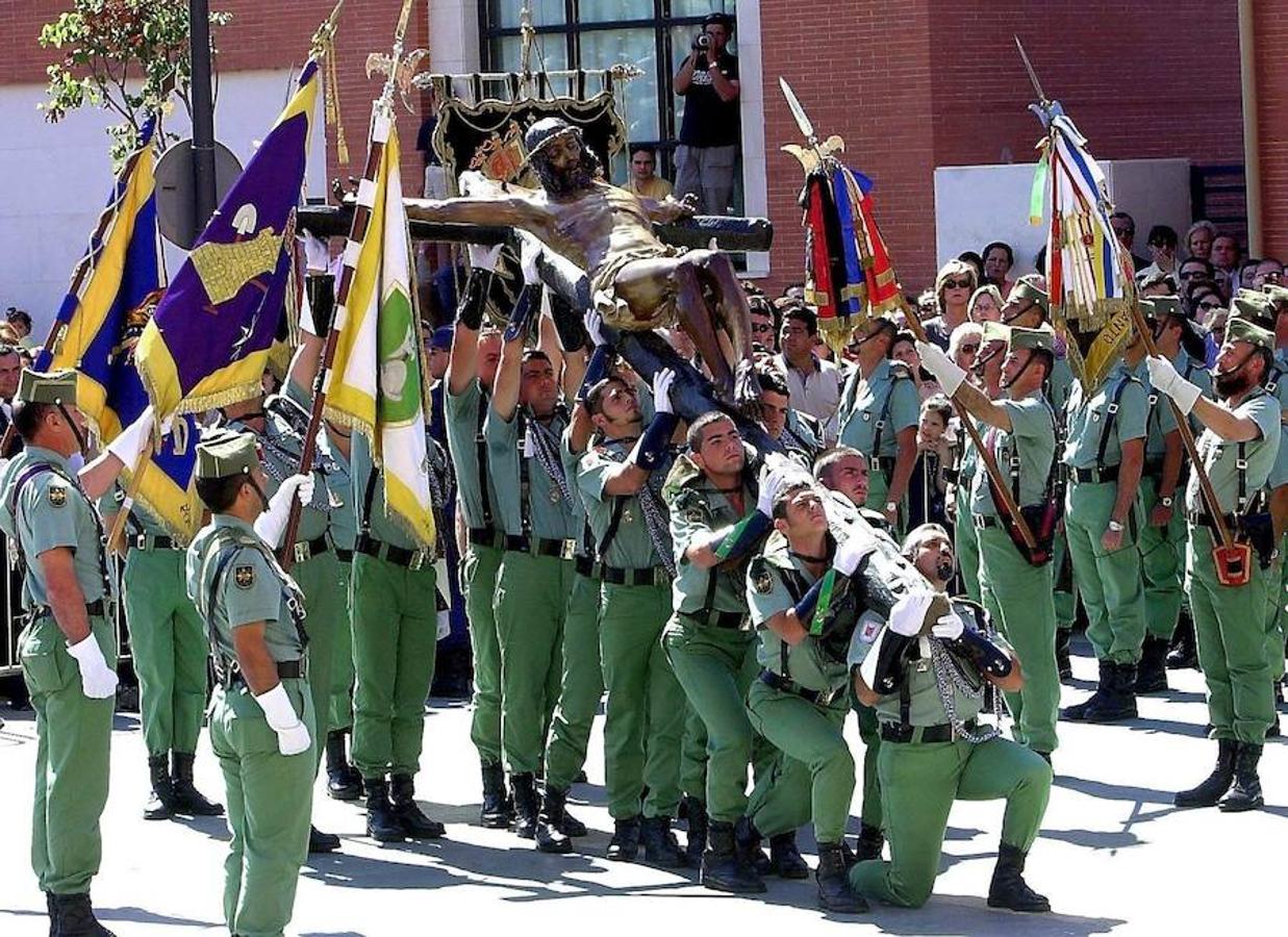 Legionarios del Tercio Don Juan de Austria Tercero de la Legión trasladan el Cristo de la Buena Muerte en Málaga en 2001