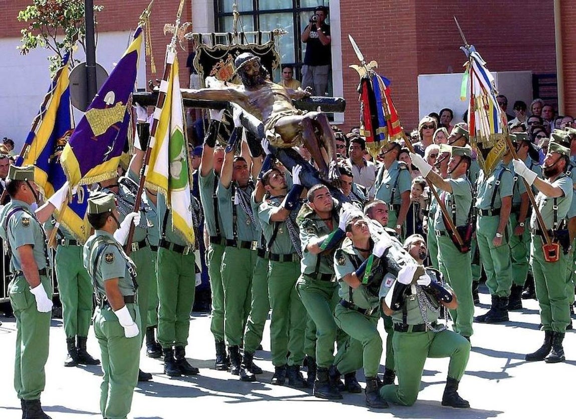 Legionarios del Tercio Don Juan de Austria Tercero de la Legión trasladan el Cristo de la Buena Muerte en Málaga en 2001. 