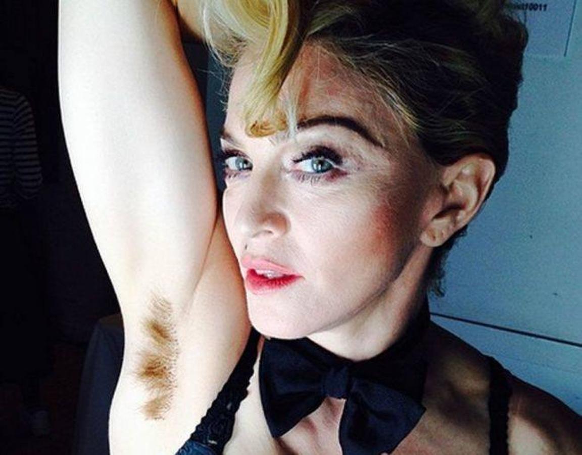 Madonna, cantante. Ha sido durante muchos años icono de sexualidaad, sin embargo la cantante no tuvo ningún problema en publicar una foto en ropa interior con el brazo levantado, mostrando su vello axilar en toda su plenitud y aparentemente reivindicando que no hace falta echar mano a una cuchilla para ser atractiva