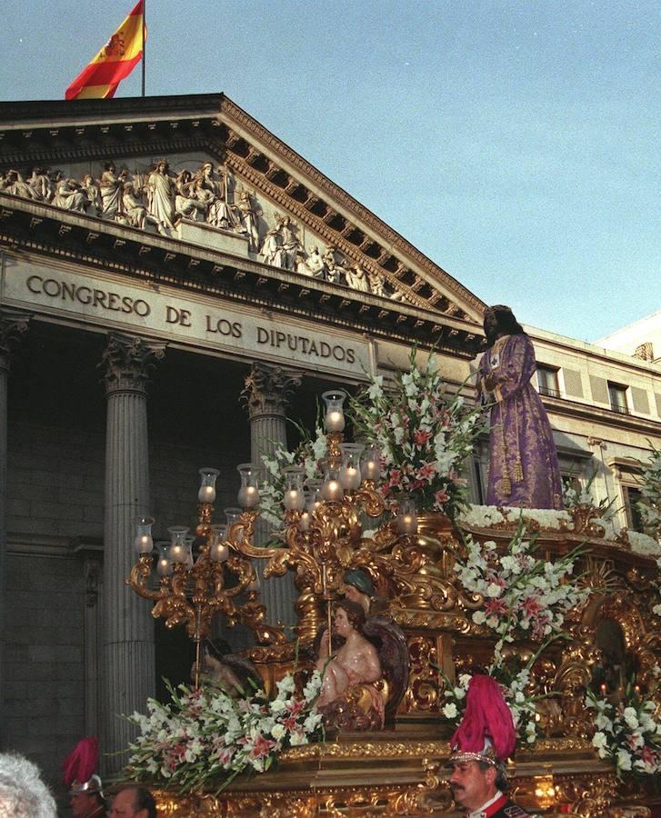El Cristo de Medinaceli,imagen favorita de la Semana Santa madrileña,a su paso por la Carrera de San Jerónimo,junto al Congreso de los Diputados,en la procesión del Viernes Santo de 1999