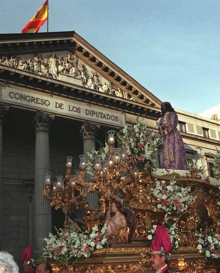 El Cristo de Medinaceli,imagen favorita de la Semana Santa madrileña,a su paso por la Carrera de San Jerónimo,junto al Congreso de los Diputados,en la procesión del Viernes Santo de 1999. 