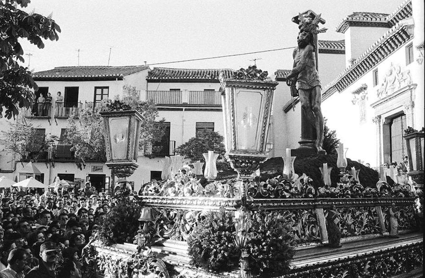 Paso del Cristo del Perdón en el barrio Albaicín de Granada, en el año 2001