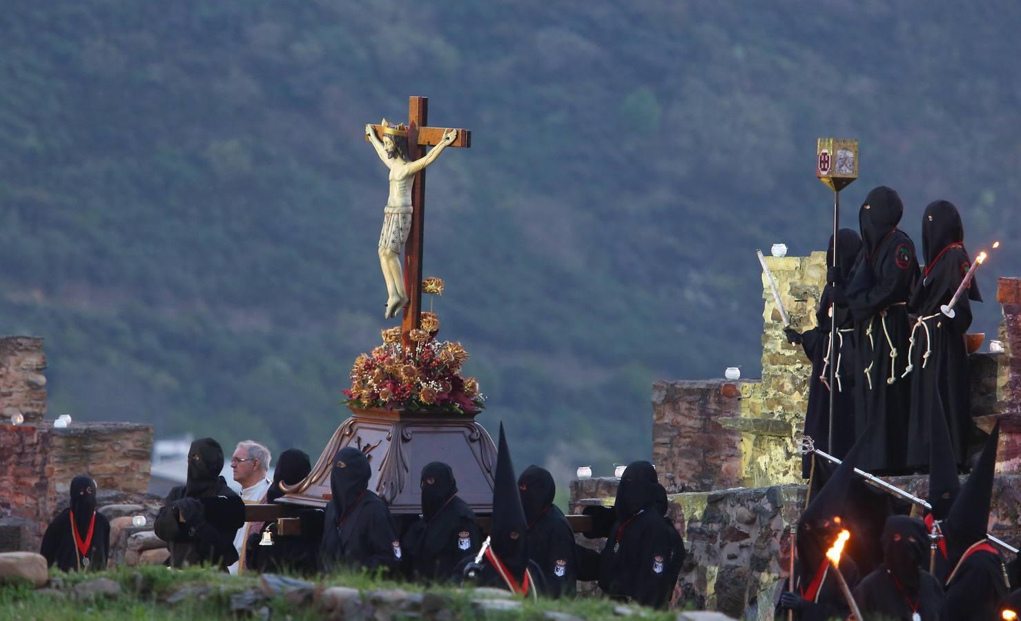 El paso del Cristo de la Fortaleza recorrió las 14 estaciones de penitencia en el interior del castillo. 