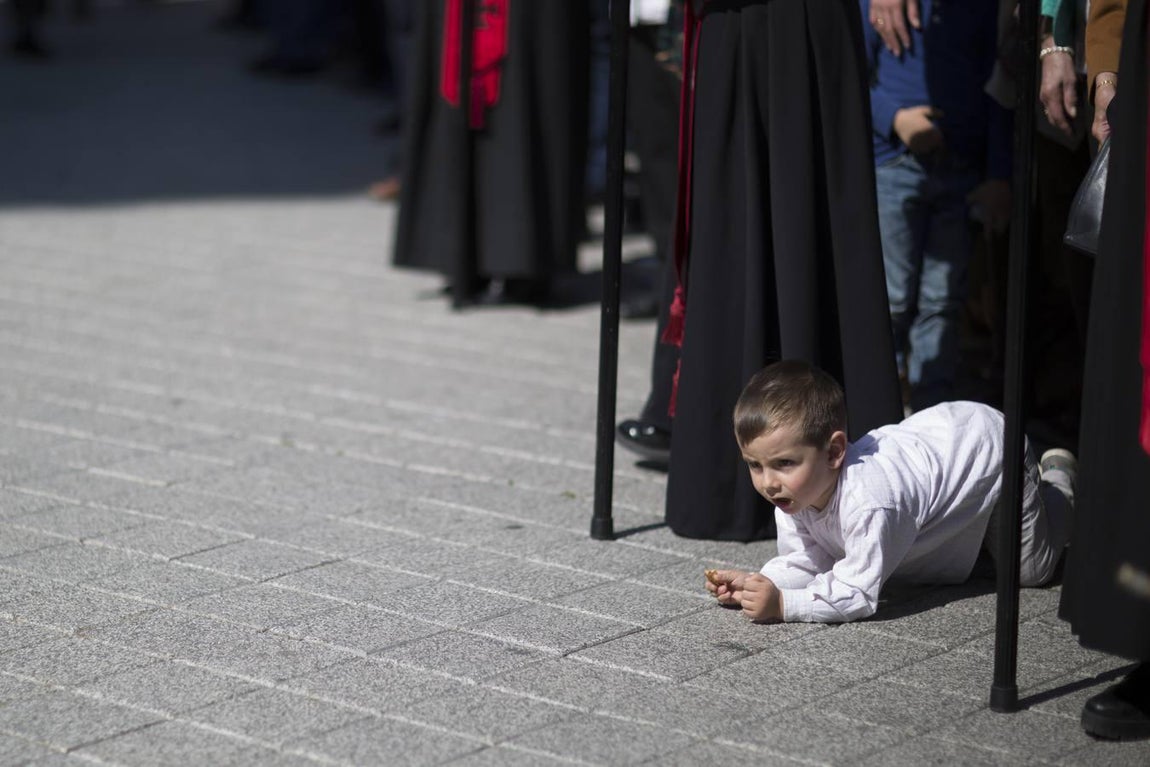 Cientos de fieles arropan en Valladolid al Santísimo Cristo de la Luz en la procesión universitaria