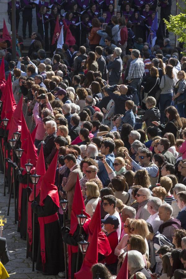 Cientos de fieles arropan en Valladolid al Santísimo Cristo de la Luz en la procesión universitaria