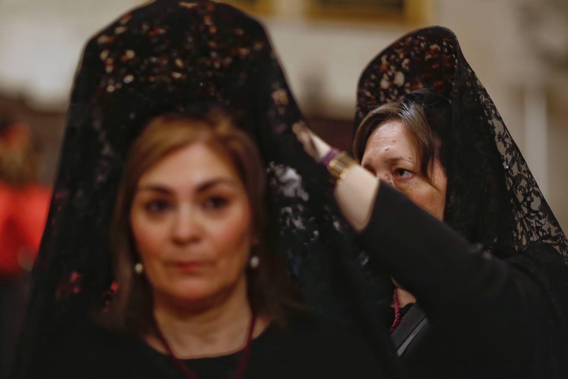 Cientos de fieles arropan en Valladolid al Santísimo Cristo de la Luz en la procesión universitaria