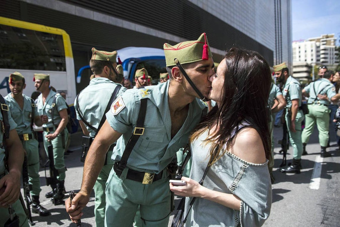Un legionario besa a su pareja tras finalizar el traslado del Santísimo Cristo de la Buena Muerte y Ánimas «Cristo de Mena». 