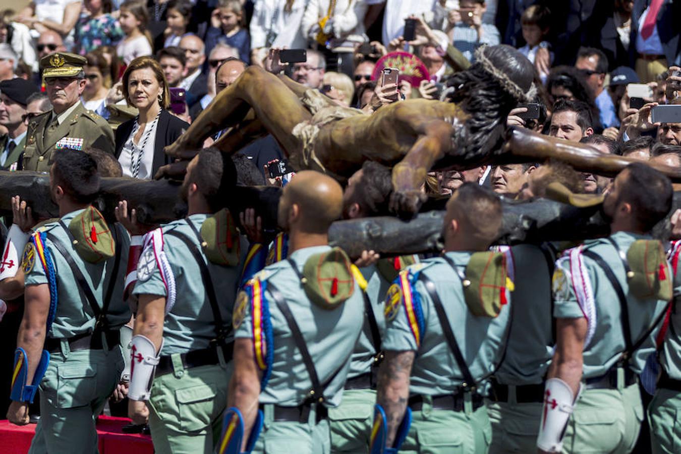 La ministra de Defensa, María Dolores de Cospedal, durante el traslado del Cristo de Mena. 