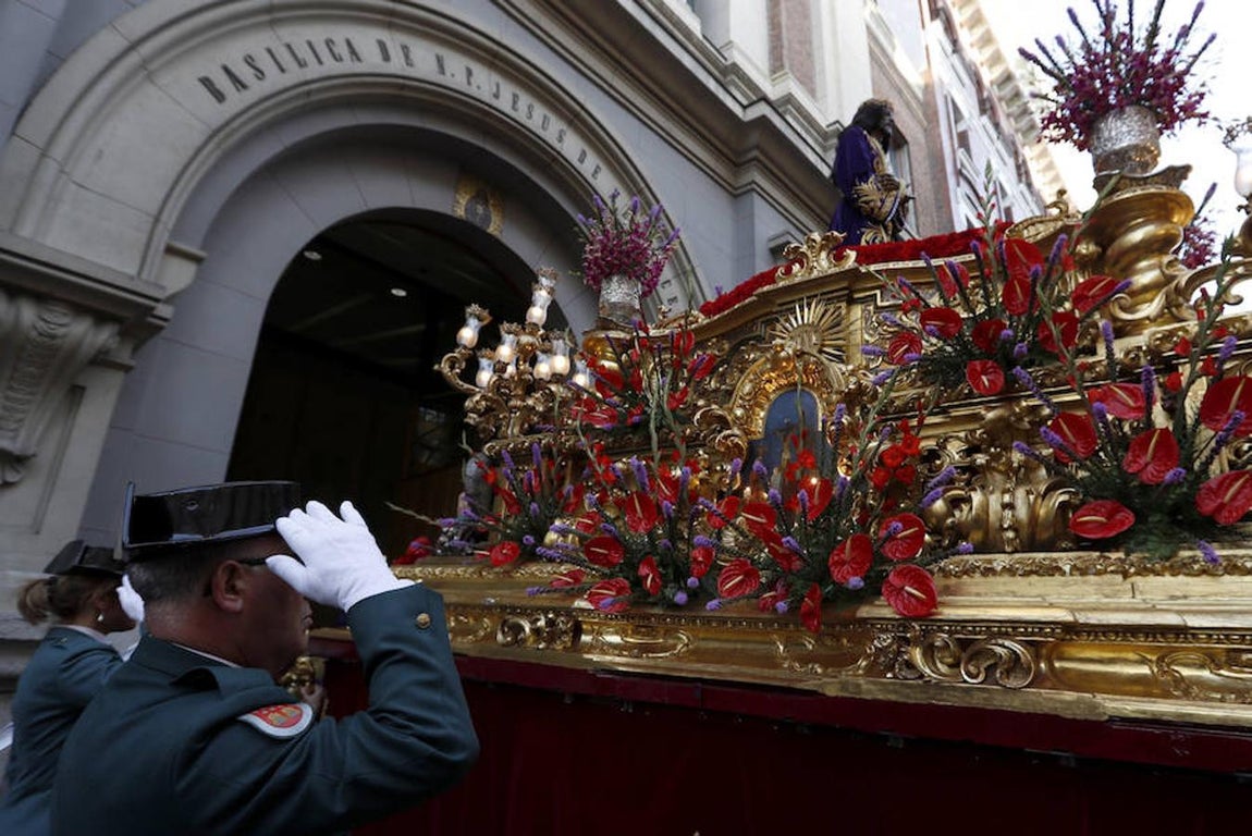Un miembro de las autoridades presenta sus respetos al "Señor de Madrid". 
