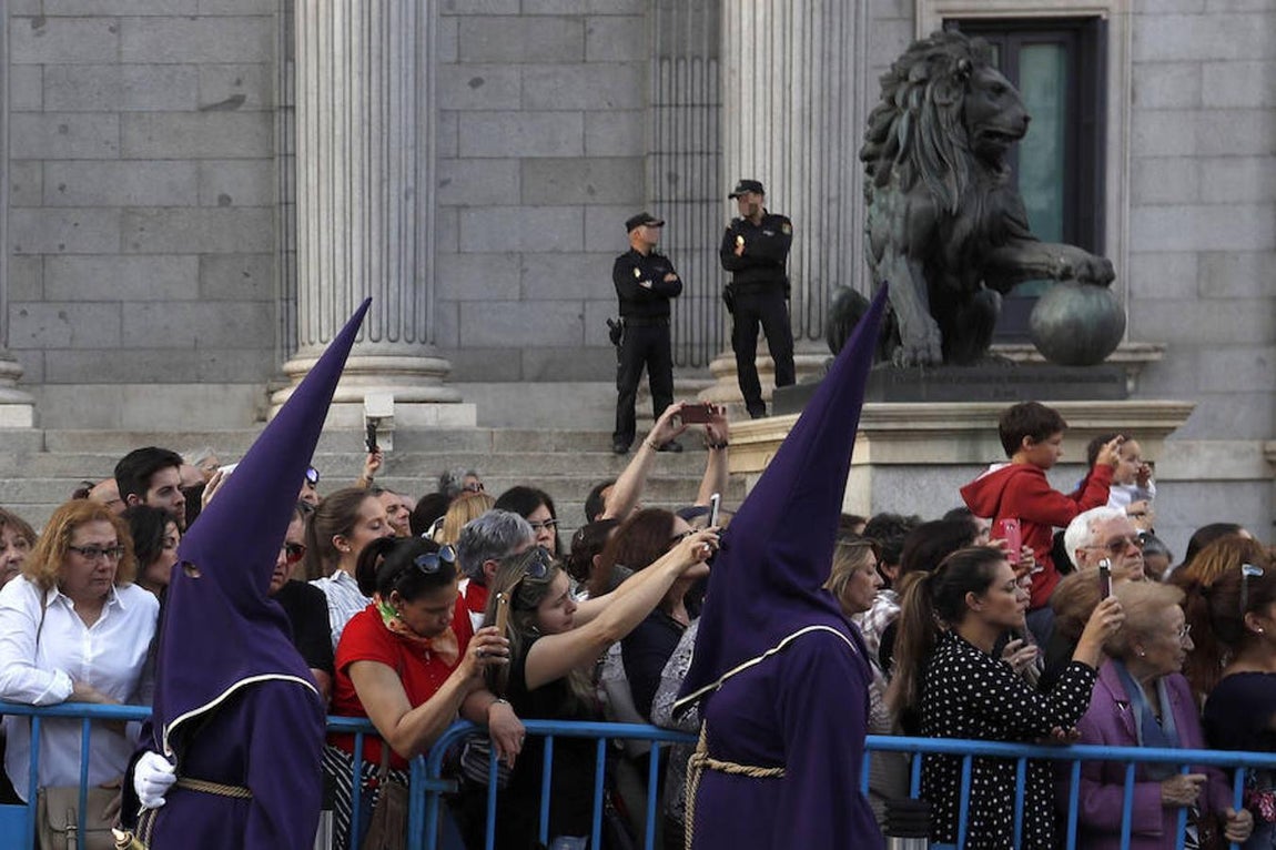 Detrás de su hijo, en la misma procesión, circulaba la talla de Nuestra Señora de los Dolores en su Mayor Soledad. 